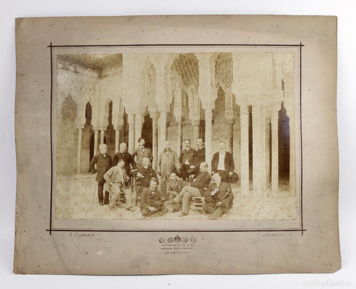 Fotograf&iacute;a antigua: Grupo por identificar en el Patio de Los Leones. Alhambra de Granada, gran foto 40x50cm. Foto Camino