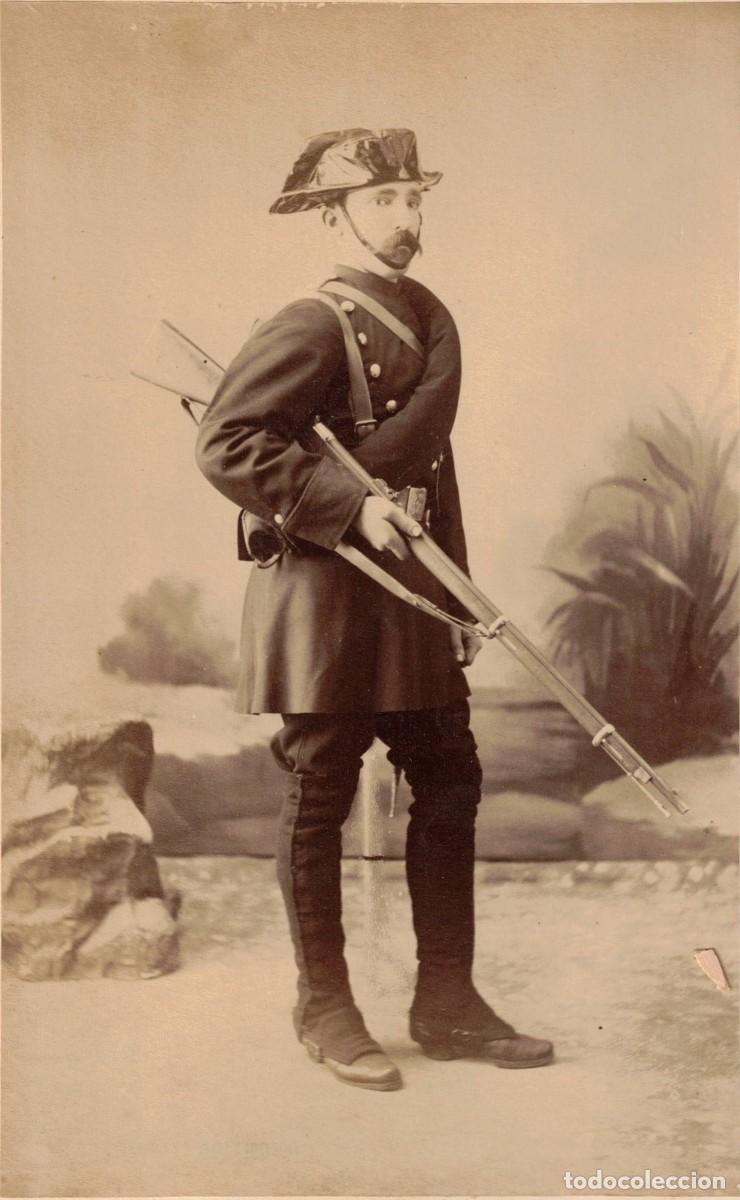 Fotograf&iacute;a antigua: Guardia Civil - Benem&eacute;rita - A&ntilde;o 1880 - Albumina original Tricornio largo, polainas y Remington 1871