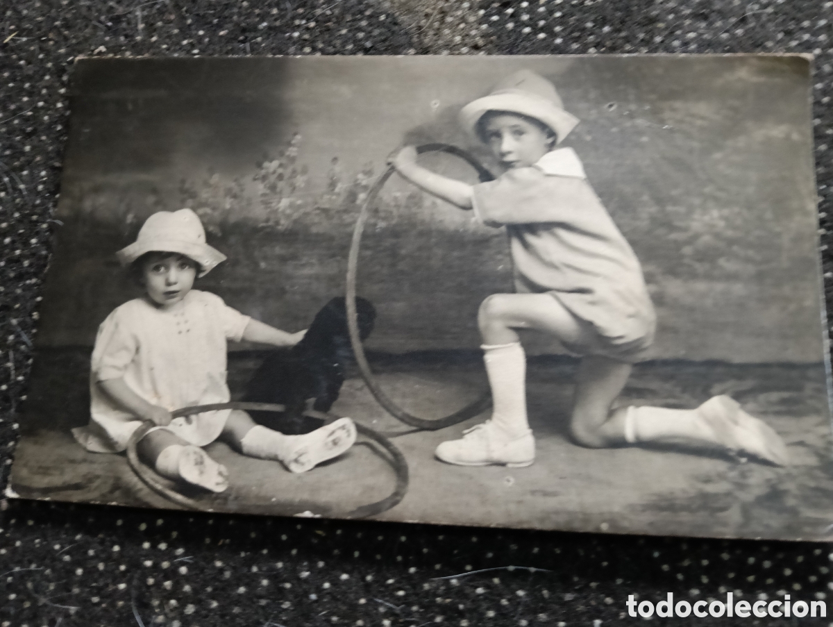 Fotograf&iacute;a antigua: Antigua postal de 1920, Dos ni&ntilde;os jugando con el Aro.