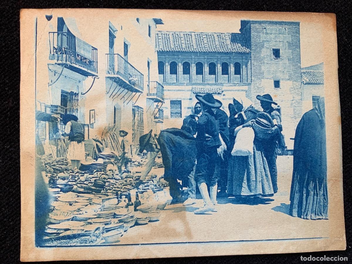 Fotograf&iacute;a antigua: Antigua fotografia del siglo XIX, vendiendo cacharros de barro en una plaza, 10,7x8cm.