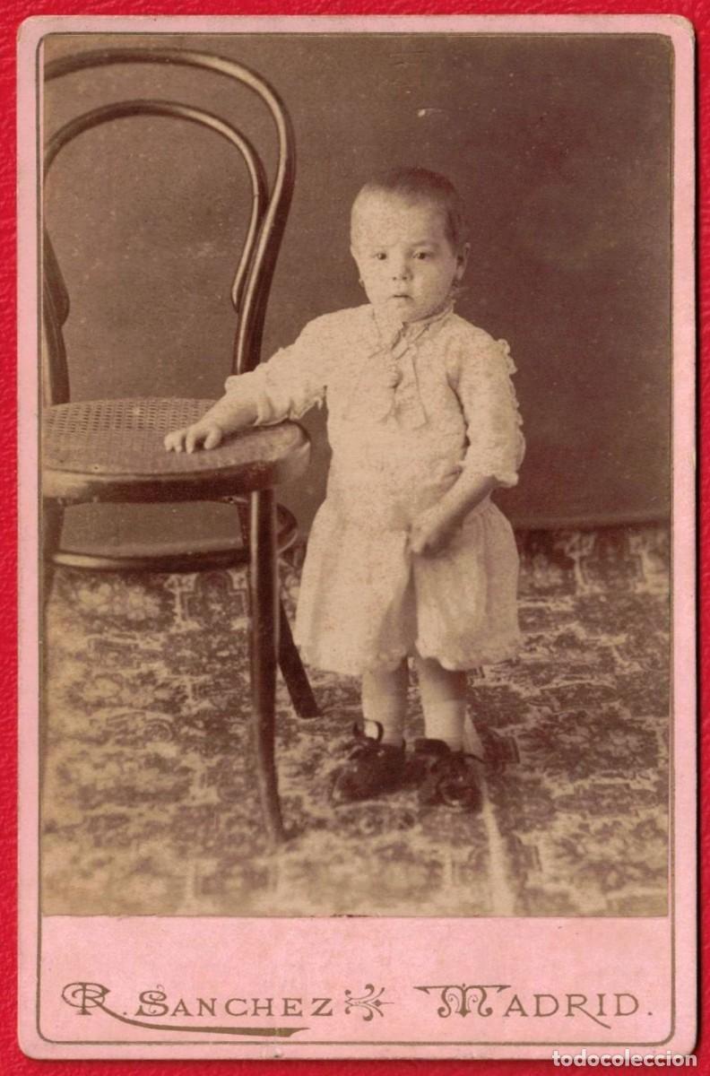Fotograf&iacute;a antigua: R. S&aacute;nchez Madrid Alb&uacute;mina Fotograf&iacute;a CDV Ni&ntilde;o Retrato Infantil con Silla Thonet c.1890 Original