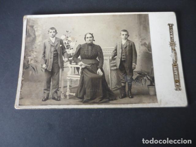 Alte Fotografie: BILBAO A. ZUASTI FOTOGRAFO RETRATO DE MADRE E HIJOS ANTIGUA FOTOGRAFIA HACIA 1900 13,5 X 21,5 CM