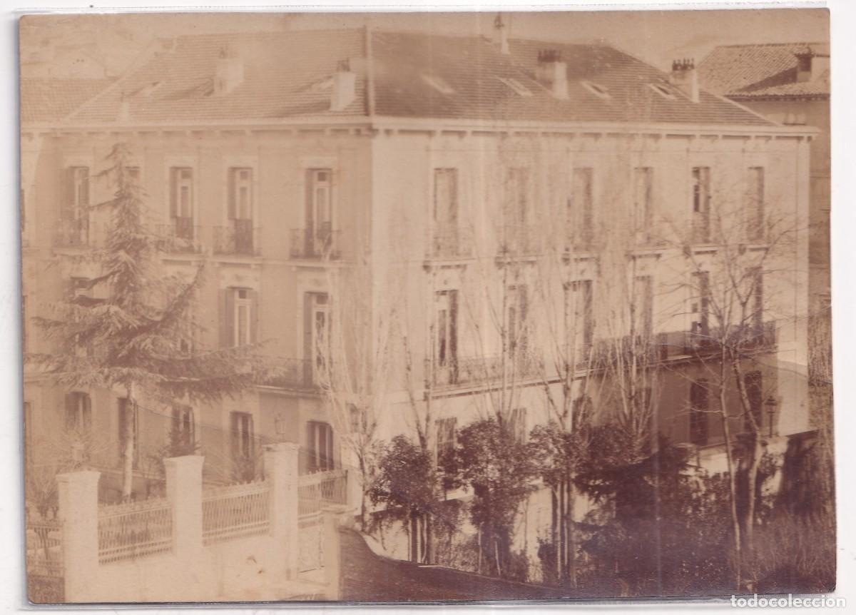 Antique Photography: Fotograf&iacute;a 15,50 x 11 cm Un edificio de Madrid, no figura fot&oacute;grafo. Alb&uacute;mina.