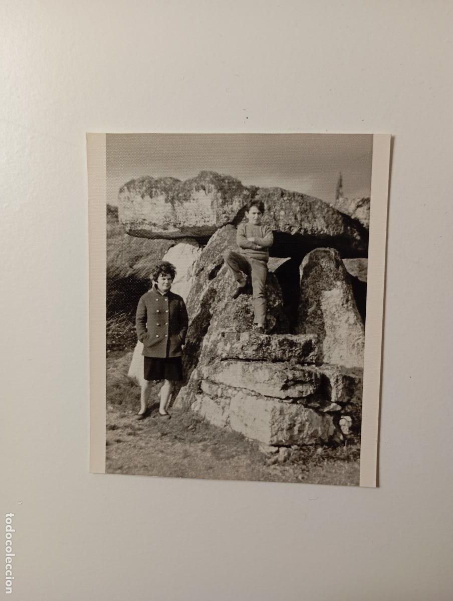 Fotograf&iacute;a antigua: ANTIGUA FOTOGRAF&Iacute;A PERSONAS EN UN DOLMEN. TDKP29D