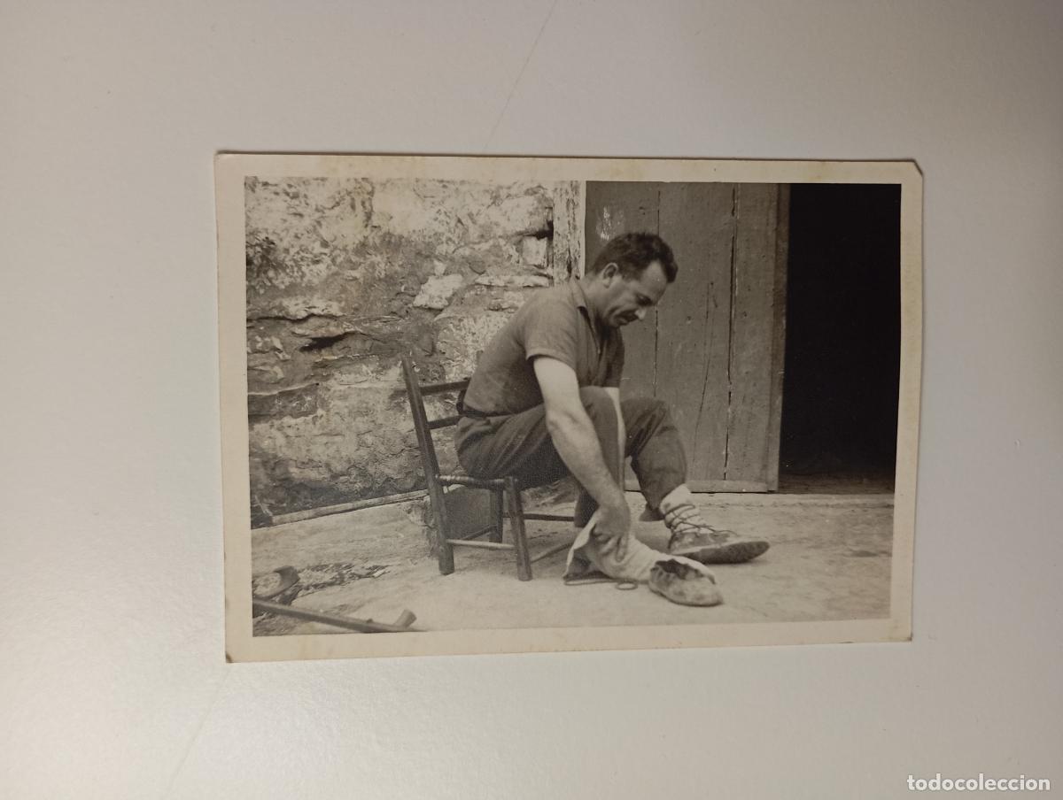 Fotograf&iacute;a antigua: ANTIGUA FOTOGRAF&Iacute;A HOMBRE CALZ&Aacute;NDOSE. TDKP29D