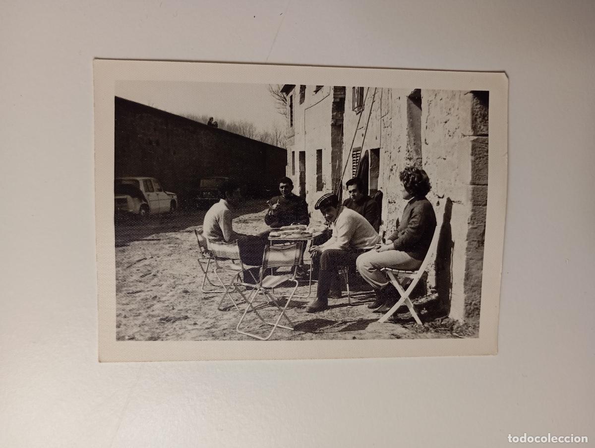 Fotograf&iacute;a antigua: ANTIGUA FOTOGRAF&Iacute;A PERSONAS SENTADAS EN LA CALLE. TDKP29D