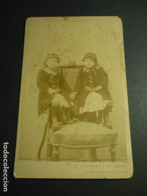 Fotografia antiga: MADRID RETRATO DE PILAR Y DOLORES CRUZADO HERMANAS MELLIZAS J. LAURENT FOTOGRAFO 10,5 X 16,5 CM