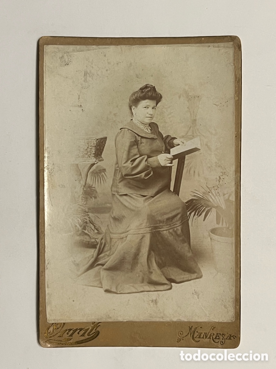 Fotograf&iacute;a antigua: MANRESA Enrique Orrit. Estudio fotogr&aacute;fico.. Se&ntilde;ora disfrutando de la lectura.. (h.1890?) Gabinete