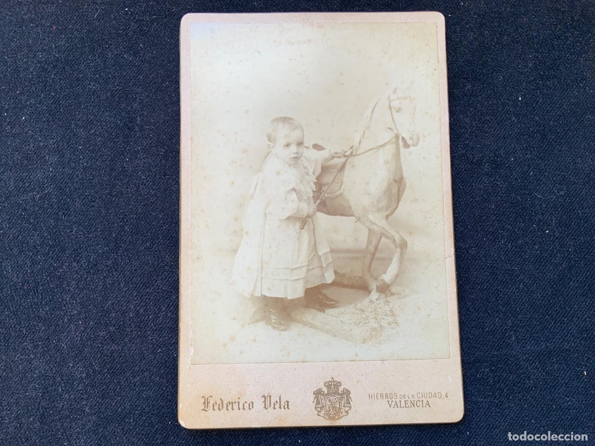 Fotograf&iacute;a antigua: Antigua fotografia del siglk XIX, ni&ntilde;o con caballo de juguete.