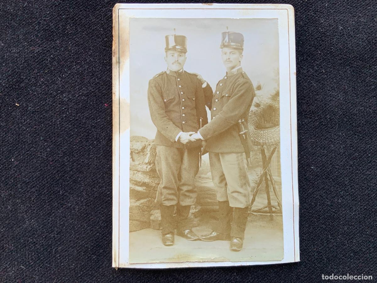 Fotograf&iacute;a antigua: Antigua fotografia de militares alfonsinos dandose la mano, fin siglo XIX princ XX.
