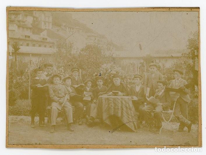 Fotograf&iacute;a antigua: LUARCA. ASTURIAS. GRUPO ESCOLAR CON SACERDOTE. H. 1890.
