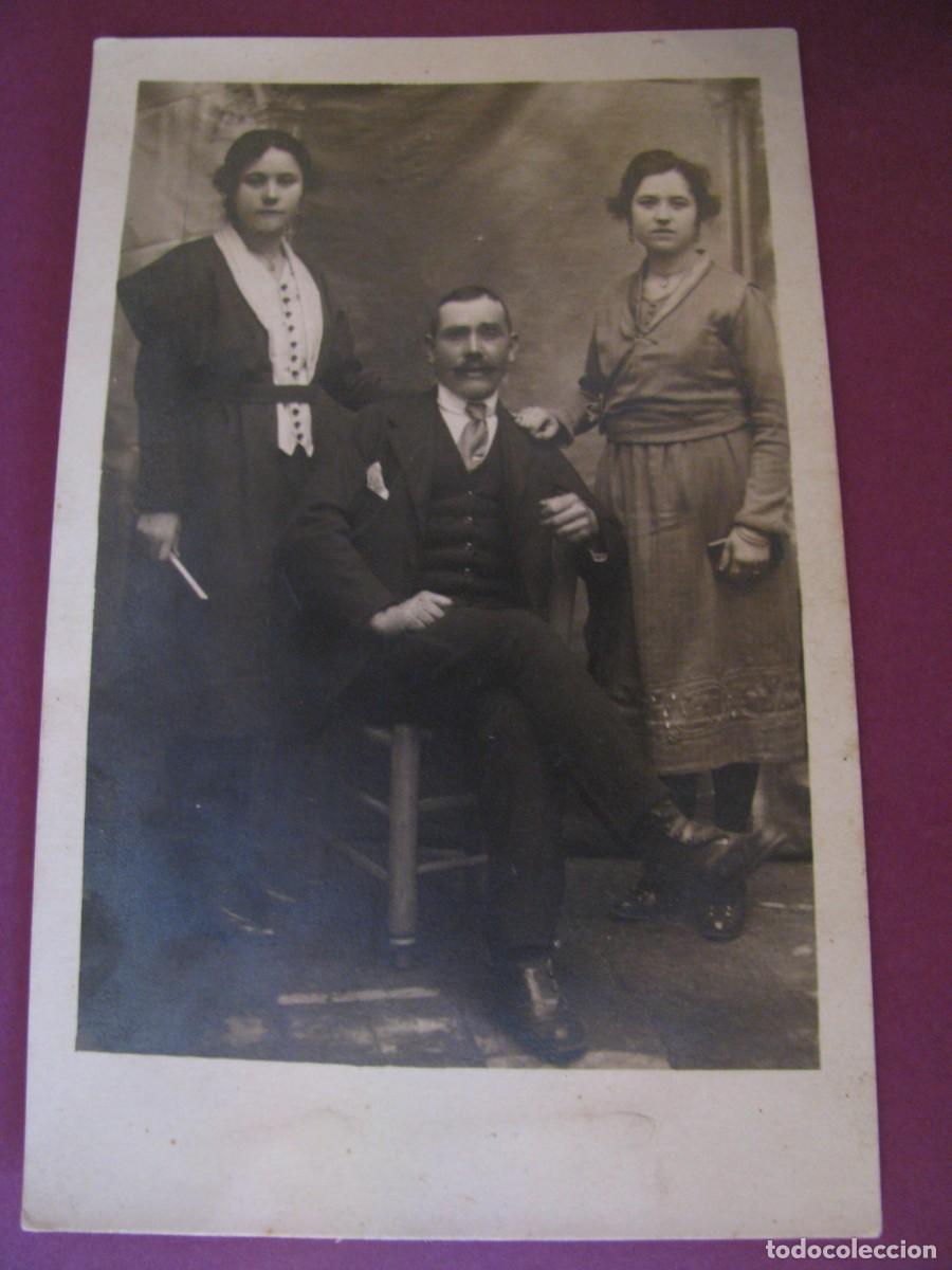 Fotograf&iacute;a antigua: ANTIGUA FOTO DE UNAS PERSONAS. FOTOGRAFO PARRA, MALAGA. 14X8,5 CM.