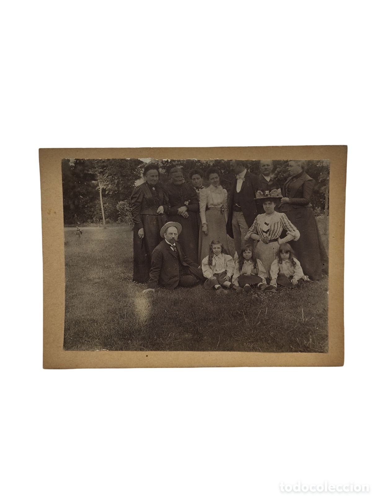 Fotograf&iacute;a antigua: RETRATO GRUPAL AL AIRE LIBRE - POSIBLE FOTO DE VISOR - C. 1900