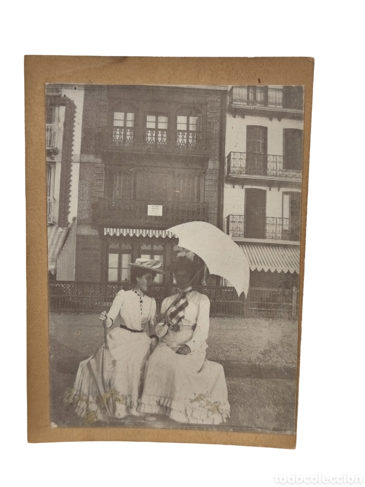 Fotograf&iacute;a antigua: DAMAS CON SOMBRILLAS ANTE FACHADA COMERCIAL - ESCENA URBANA - C. 1900