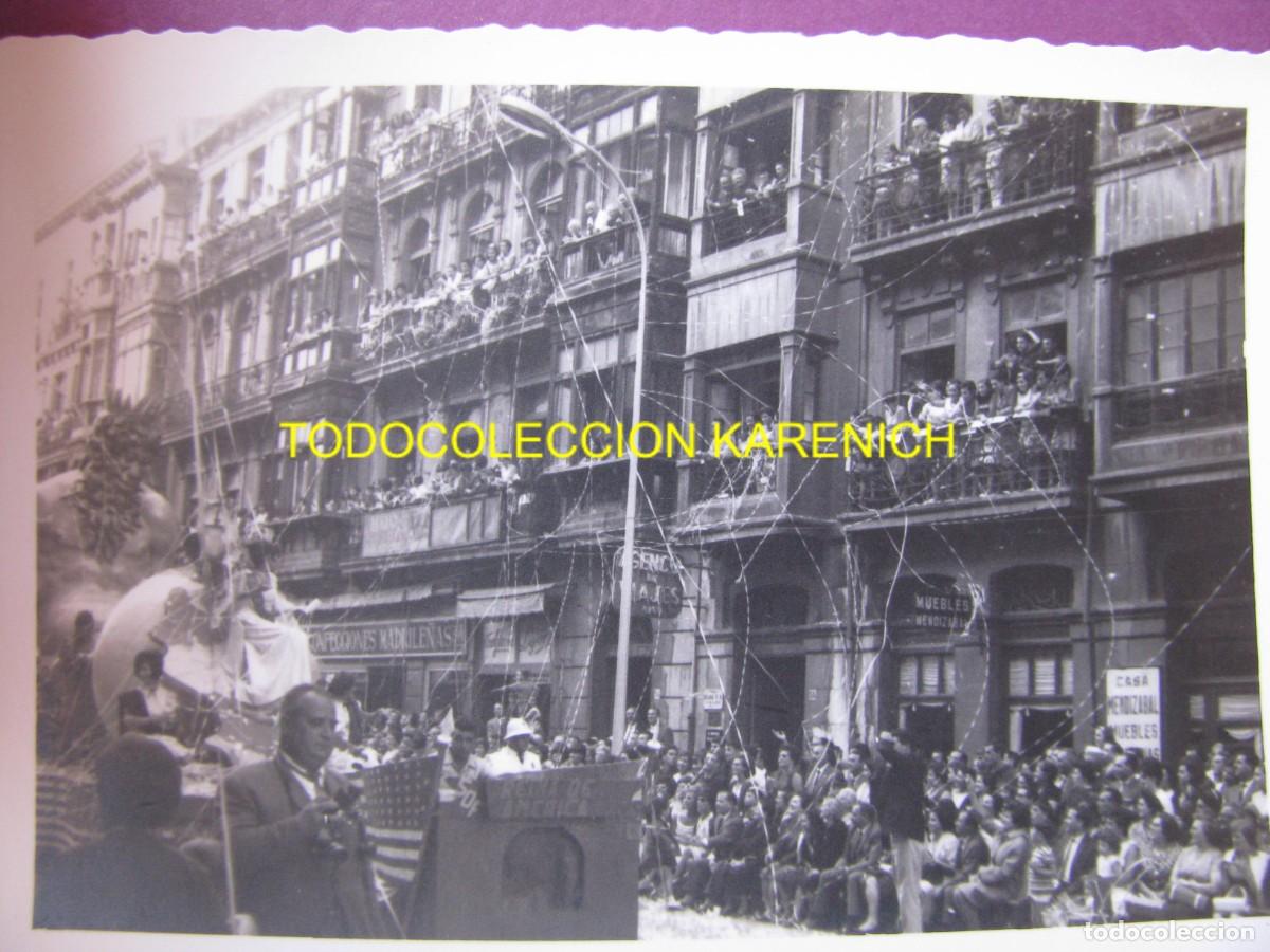 Fotograf&iacute;a antigua: FOTO DE OVIEDO. DIA DE AMERICA. CALLE URIA 54, 56. 10X7 CM