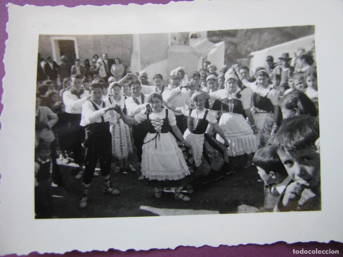 Fotograf&iacute;a antigua: FOTO SIN IDENTIFICAR EL LUGAR. TRAJES TRADICIONALES. ALGUNA CELEBRACION FOLCLORICA. 7,5X5,5 CM