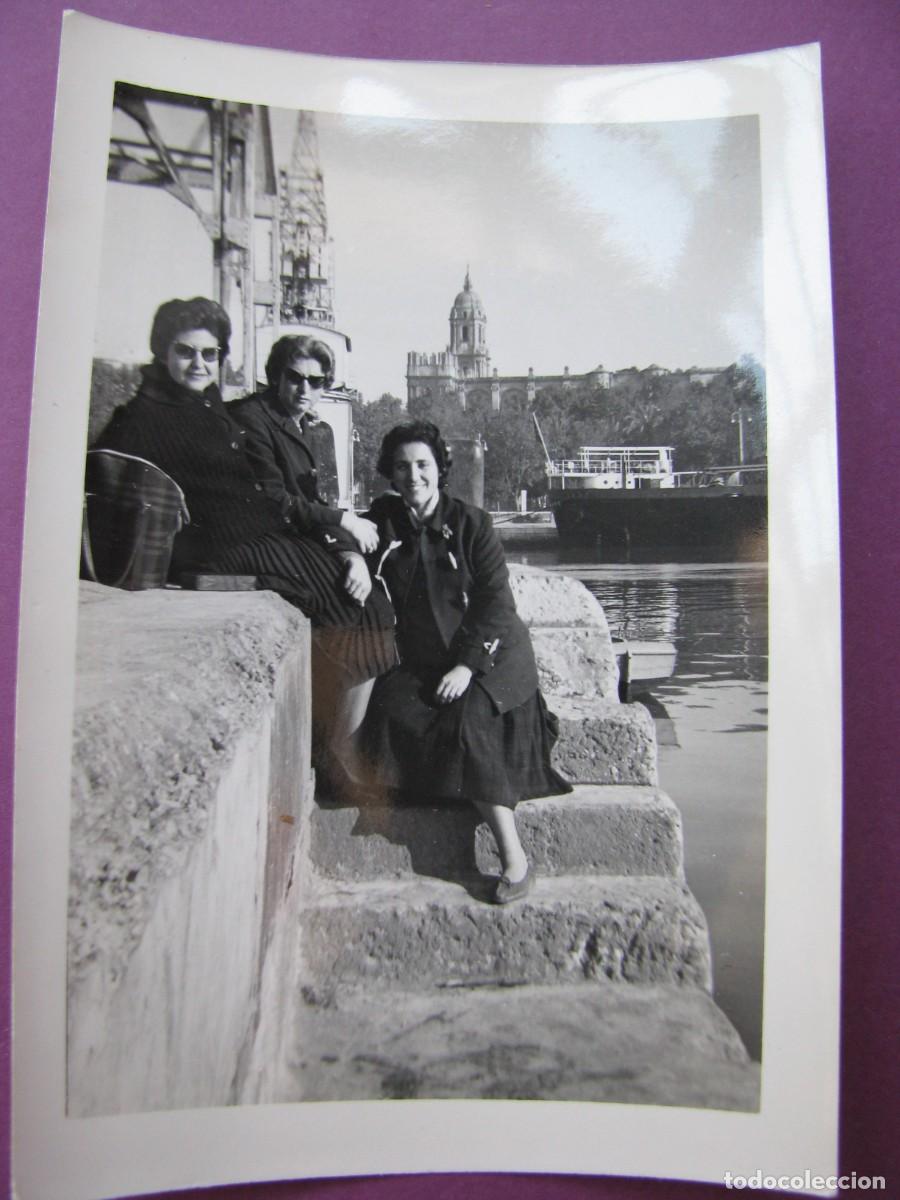 Fotograf&iacute;a antigua: ANTIGUA FOTO DE MALAGA. EN EL PUERTO. 10,5X7,5 CM