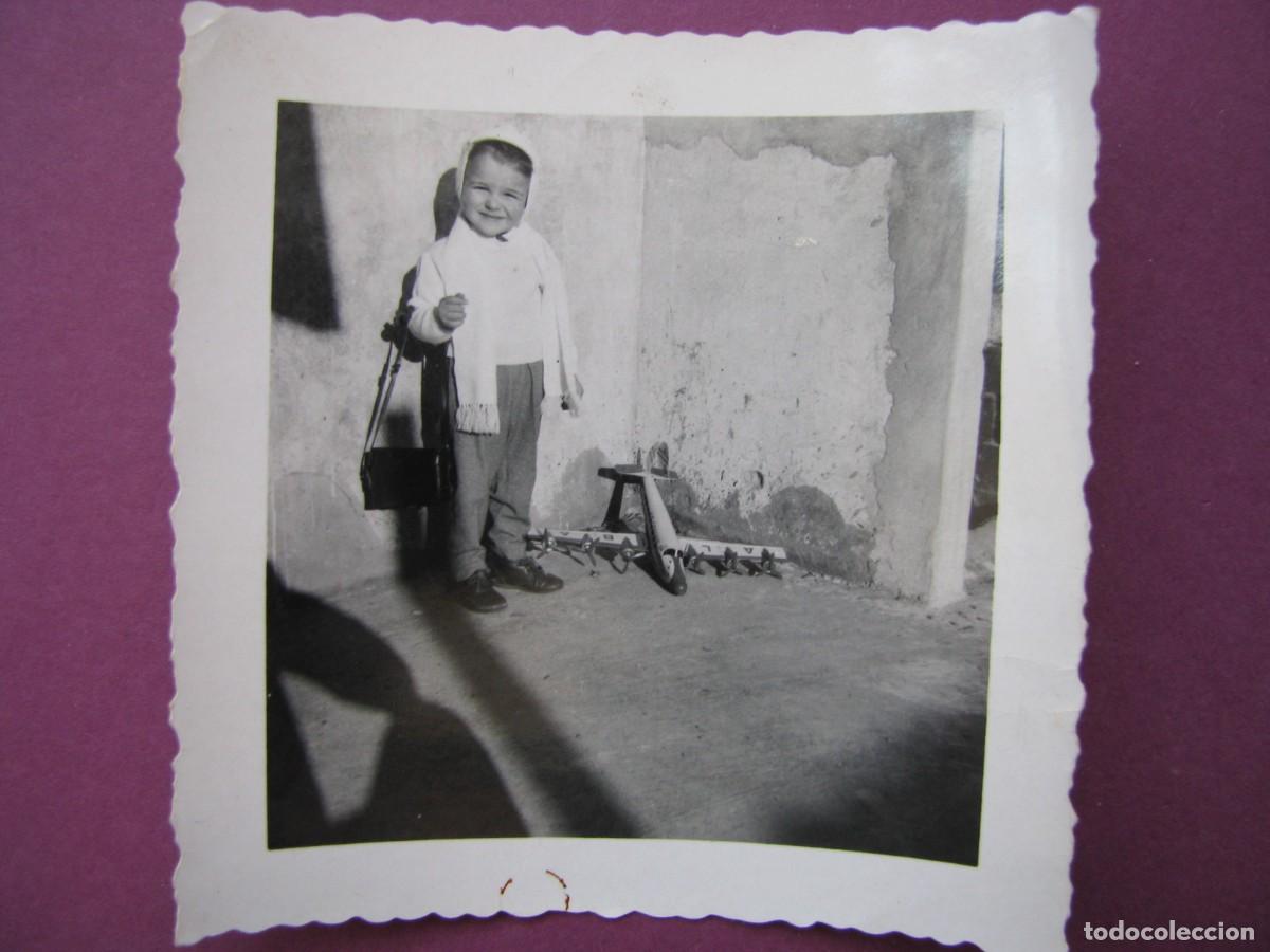 Fotograf&iacute;a antigua: FOTO DE UN NI&Ntilde;O CON UN JUGUETE DE AVION CROIX DU SUD. 1958. FOTO ROS. 7X7 CM