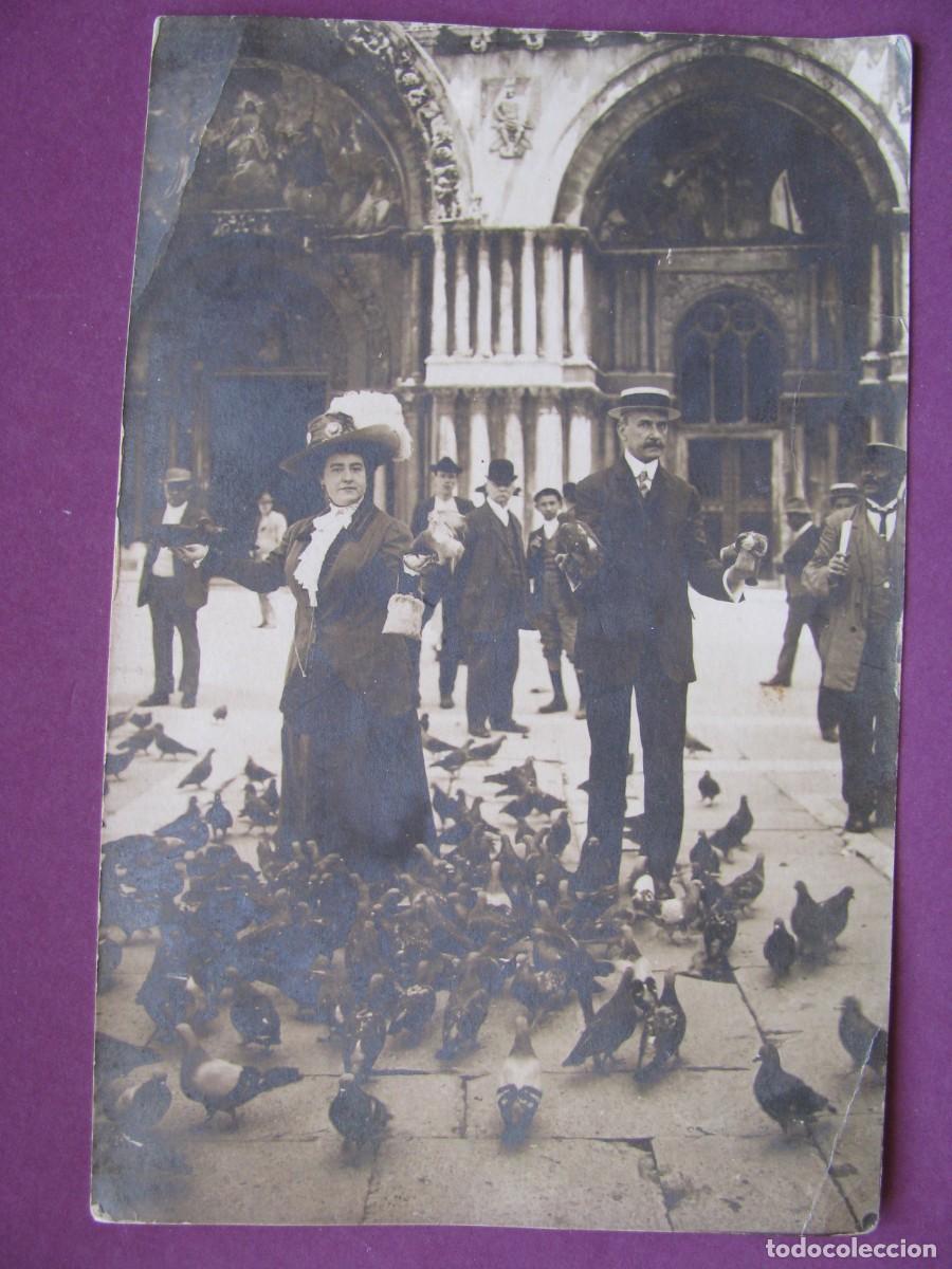 Fotograf&iacute;a antigua: ANTIGUA FOTO DE UNA PAREJA. VENECIA, PLAZA SAN MARCO 1910.