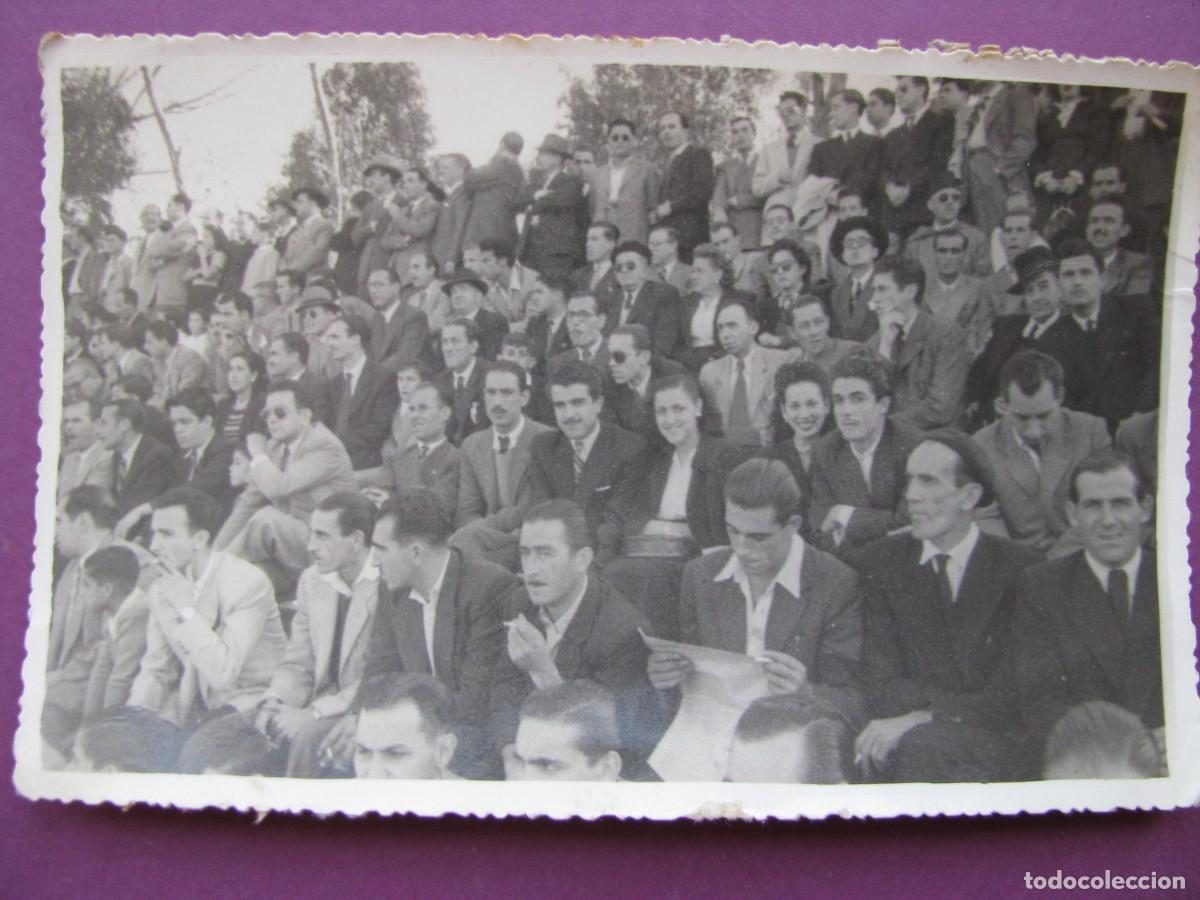 Fotograf&iacute;a antigua: ANTIGUA FOTO DE PERSONAS SENTADAS EN LAS GRADAS. SIN INFORMACION. 13X8,5 CM