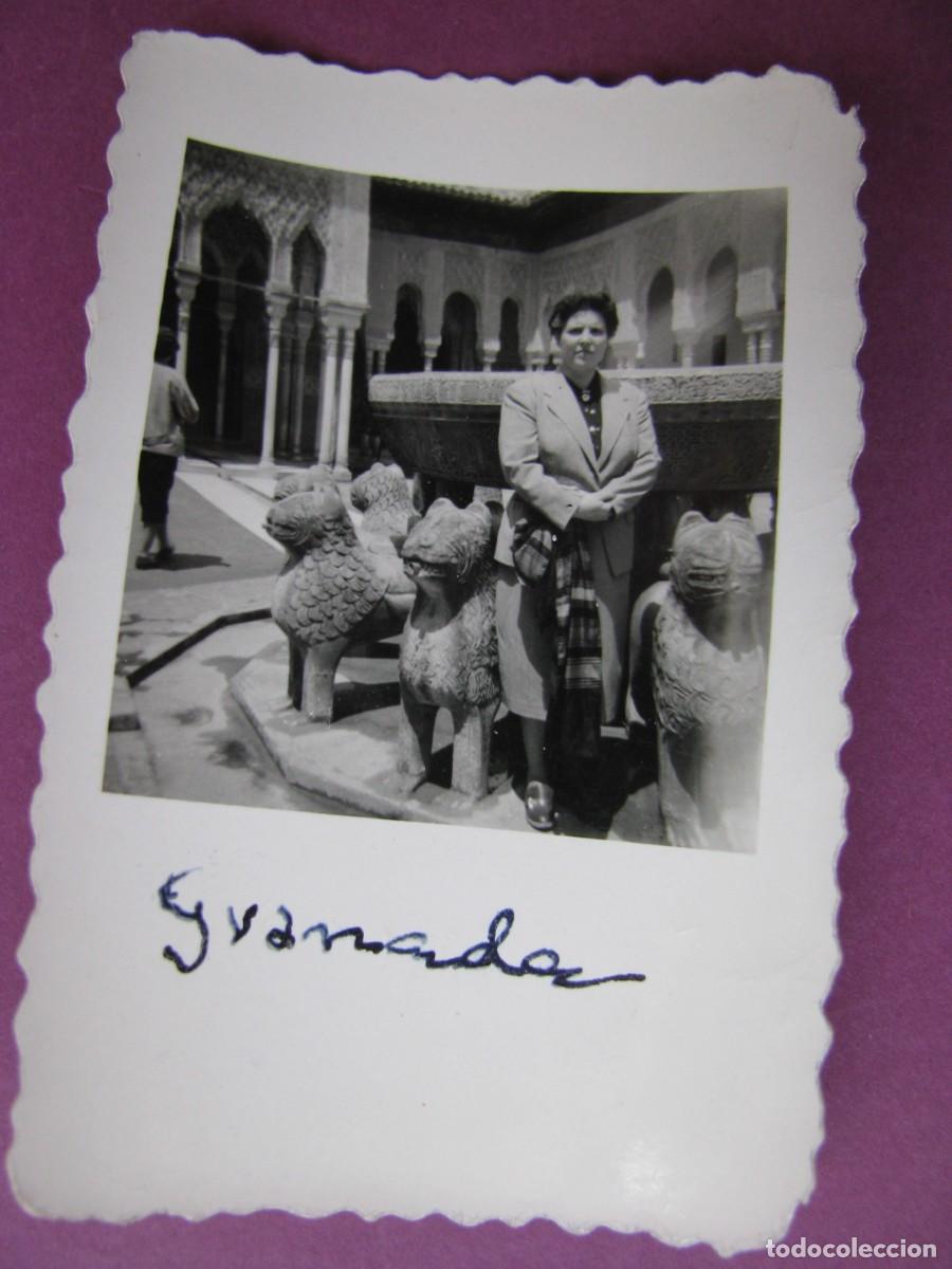 Fotograf&iacute;a antigua: PEQUE&Ntilde;A FOTO DE GRANADA. ALHAMBRA. PATIO DE LOS LEONES A&Ntilde;O 1952. 7X4,5 CM. SELLO CASA ROS