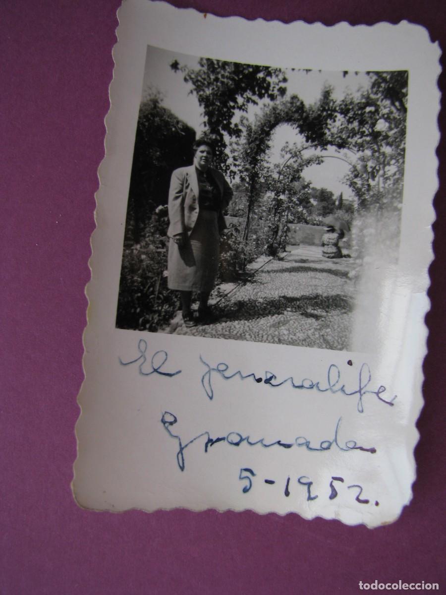 Fotograf&iacute;a antigua: PEQUE&Ntilde;A FOTO DE GRANADA. EL GENERALIFE. A&Ntilde;O 1952. 7X4,5 CM. SELLO CASA ROS