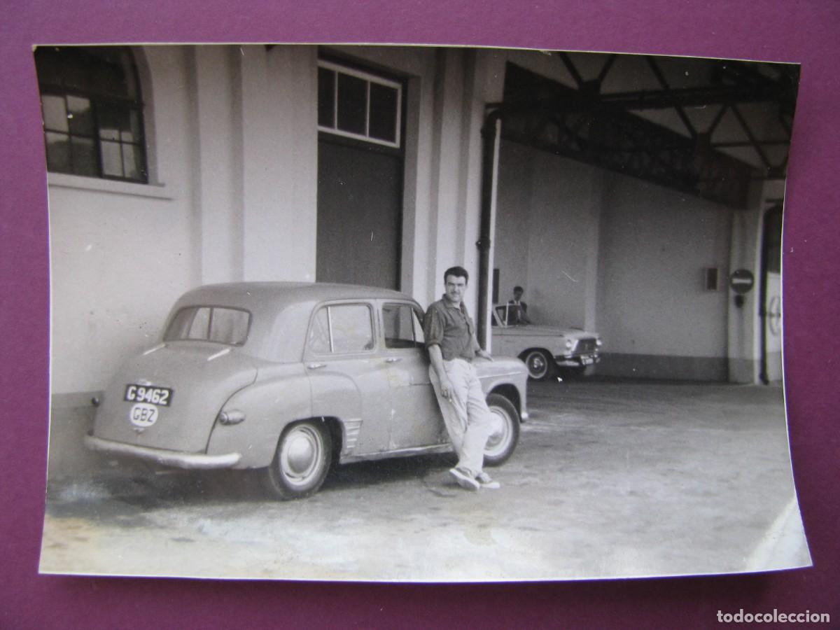 Fotograf&iacute;a antigua: FOTO DE UN HOMBRE CON UN COCHE HILLMAN MINX. MATRICULA GIBRALTAR. 10X7 CM. A&Ntilde;OS 50 O 60