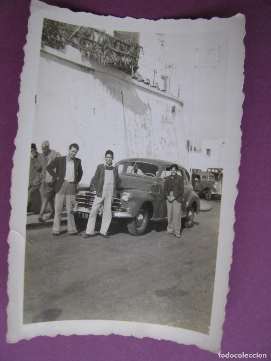 Fotograf&iacute;a antigua: 2 FOTO DE 3 HOMBRES. A&Ntilde;OS 1950. TANGER? 9X6 CM