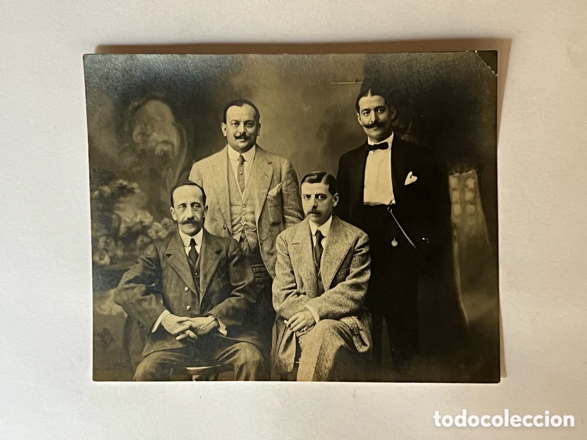 Fotograf&iacute;a antigua: GAYFRIENDLY.. Fotograf&iacute;a la Banda del Cigarrillo y mano alegre.. (h.1910?) Med&iacute;das: 8,5 x 10,5 cm