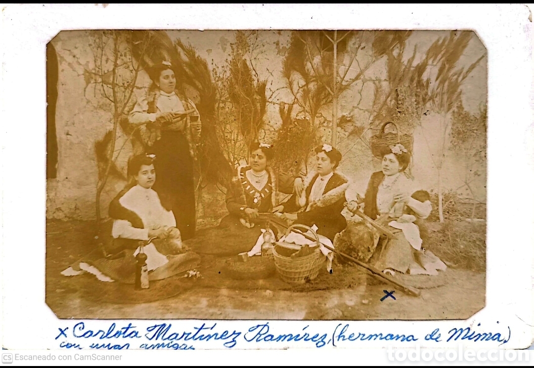Fotograf&iacute;a antigua: FOTO ALBUMINA, CARLOTA MARTINEZ RAMIREZ HERMANA DE MIMA CON AMIGAS EN LAS PEDRO&Ntilde;ERAS 1908.EN FIESTAS