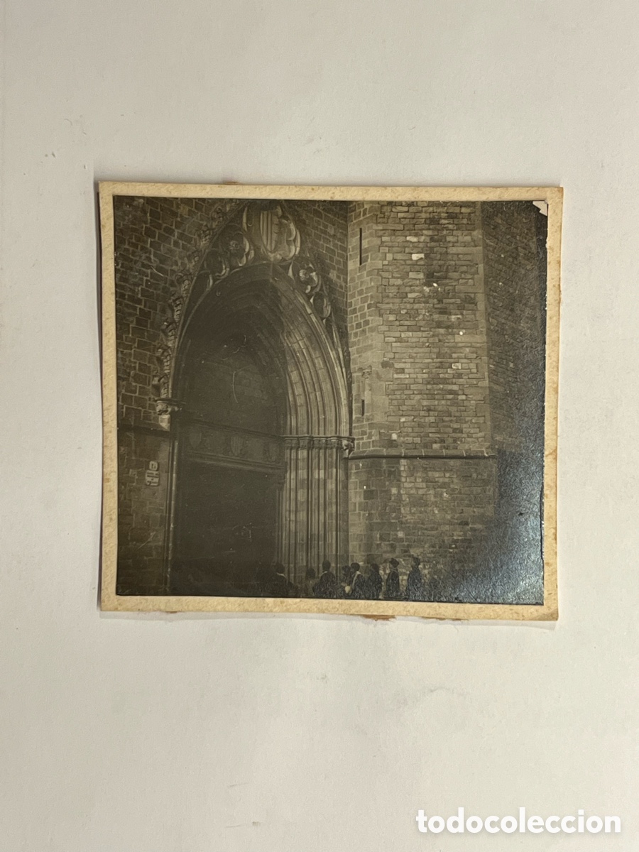 Fotograf&iacute;a antigua: BARCELONA. Puerta del Real Monasterio de Pedralbes (h.1930?) Med&iacute;das: 8,5 x 9 cm.