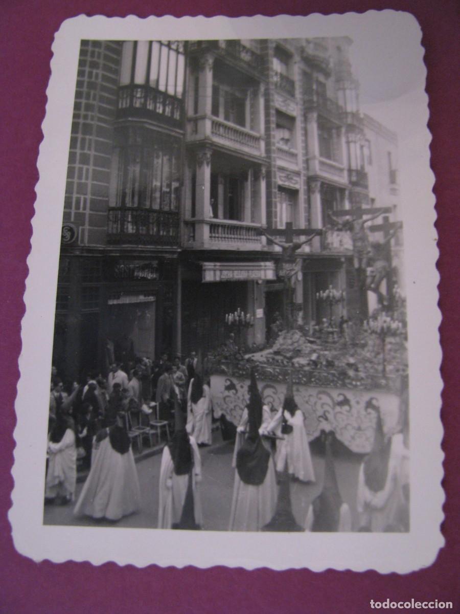 Fotograf&iacute;a antigua: FOTO DE VALLADOLID. SEMANA SANTA A&Ntilde;O 1951. CALLE DE SANTIAGO 15. 9X6,5 CM