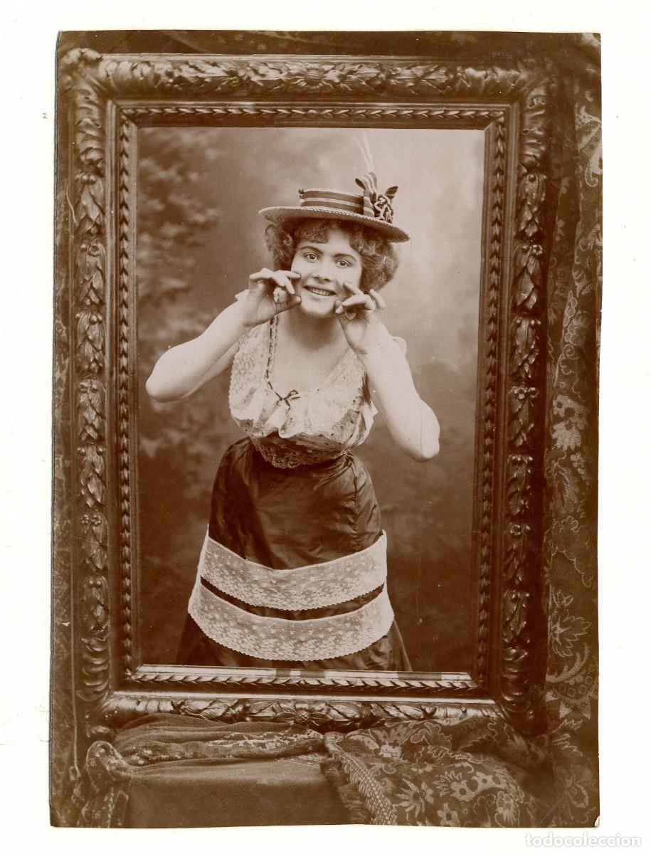 Fotograf&iacute;a antigua: Retrato trampantojo de modelo con marco, 1900's. 10x15cm.