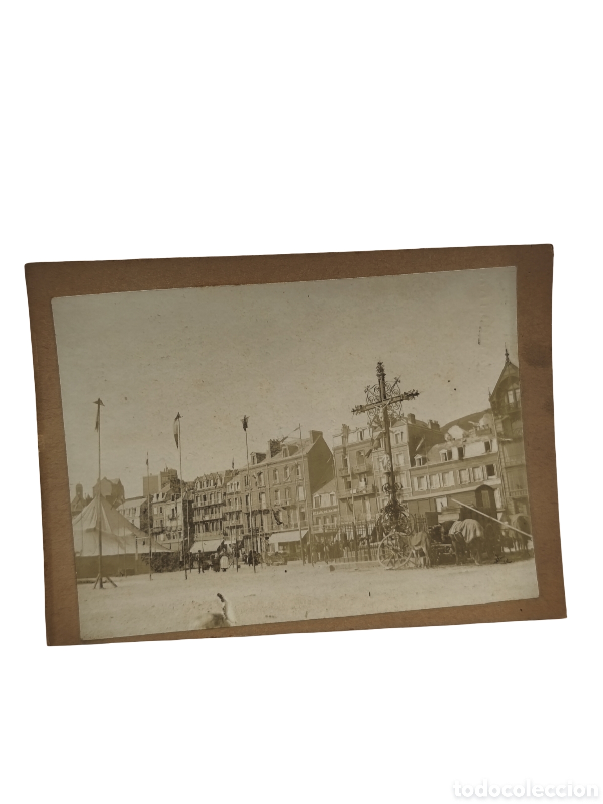 Fotograf&iacute;a antigua: CAYEUX-SUR-MER (FRANCIA) - EL IMPONENTE CALVARIO DE HIERRO FORJADO Y AMBIENTE DE FERIA O MERCADO - F