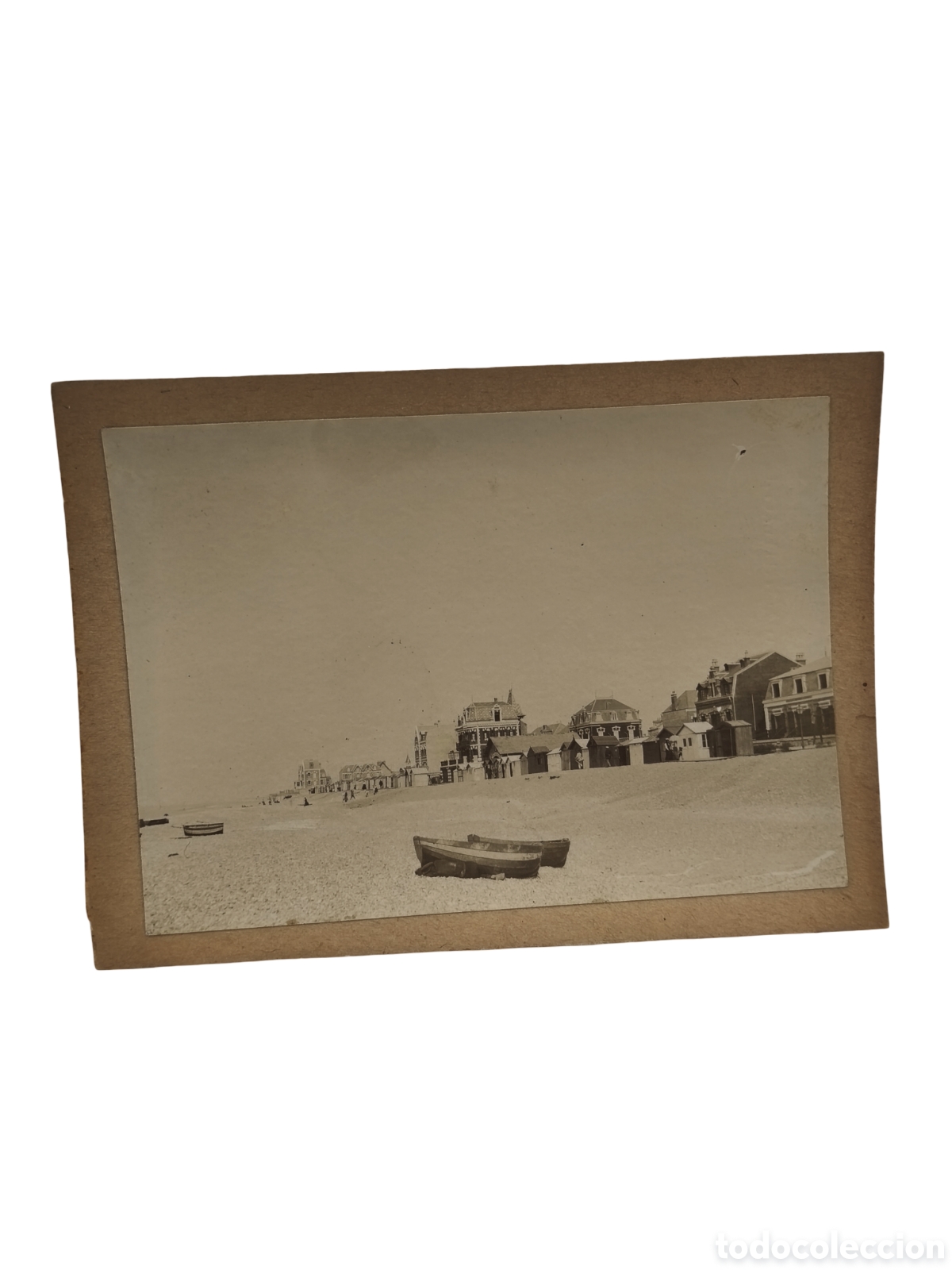 Fotograf&iacute;a antigua: CAYEUX-SUR-MER (FRANCIA) - VISTA DE LA PLAYA CON EMBARCACIONES TRADICIONALES, CABINAS DE MADERA Y VI