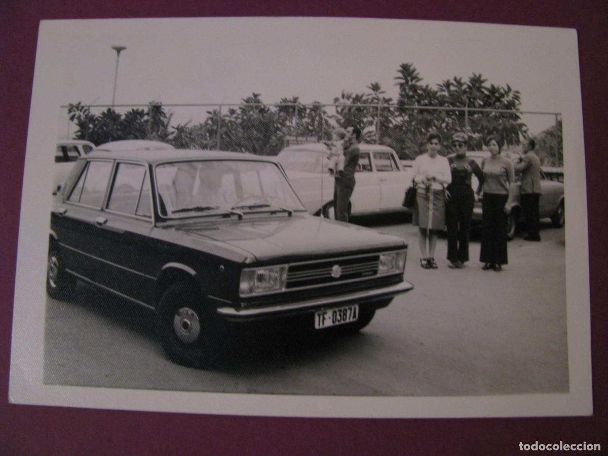 Fotograf&iacute;a antigua: FOTO DE PERSONAS CON UN COCHE AUTOBIANCHI A111. MATRICULA TENERIFE A&Ntilde;OS 1970. 11X7,5 CM
