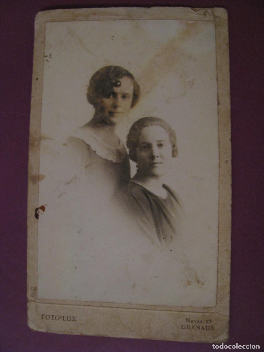 Fotograf&iacute;a antigua: ANTIGUA FOTO DE DOS MUJERES. FOTO-LUX, GRANADA. 15X9,5 CM. ZUBIA 1929.