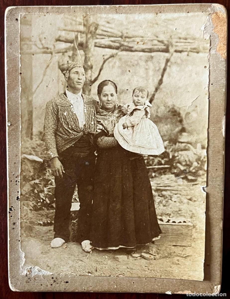 Fotograf&iacute;a antigua: EXCEPCIONAL FOTOGRAFIA ALBUMINA DE PAREJA DE ARAGON CON SU HIJO, SIGLO XIX, MIDE 11,7 X 8,8 CMS. ES