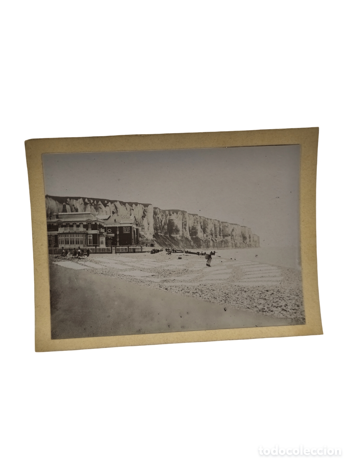 Fotograf&iacute;a antigua: Francia. Acantilados De Normand&iacute;a - Paisaje Costero Con Gran Hotel Balneario Y Lavanderas En La Play