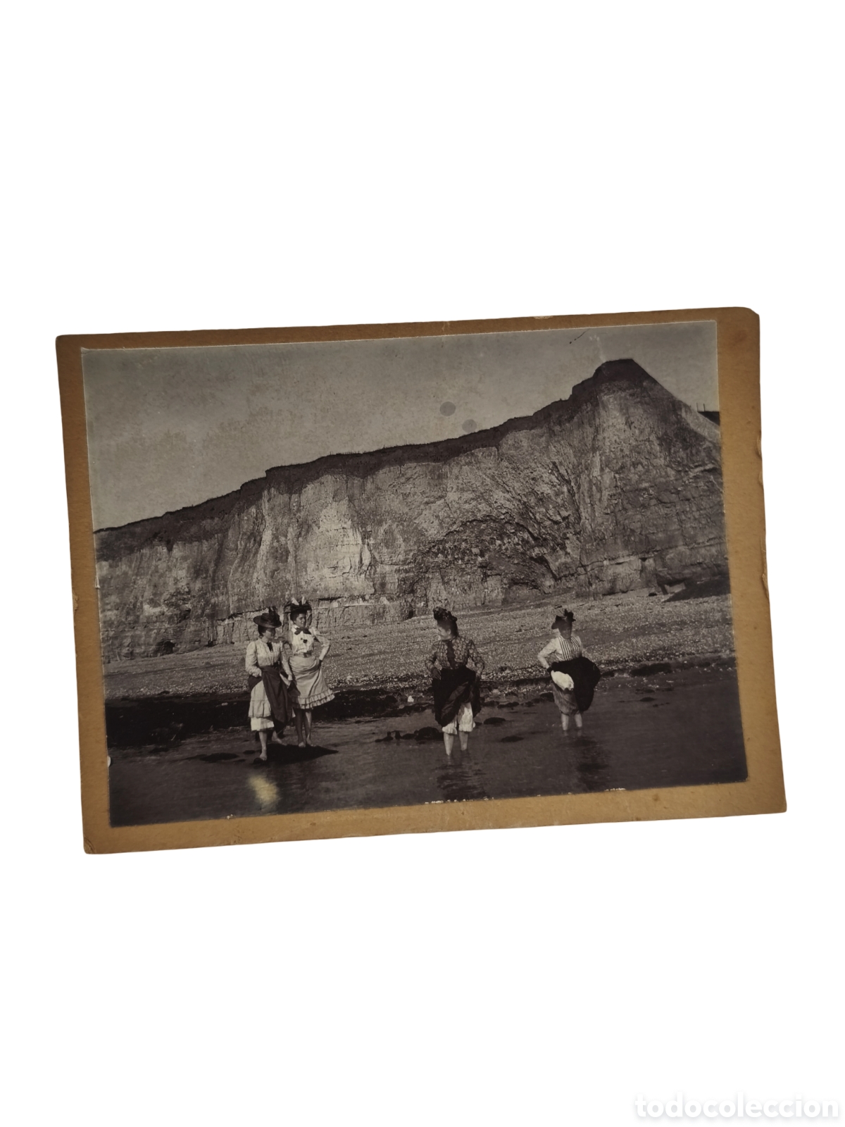 Fotograf&iacute;a antigua: Francia. Costa De Normand&iacute;a - Ba&ntilde;istas De La Belle &Eacute;poque En La Playa Junto A Los Acantilados - Foto