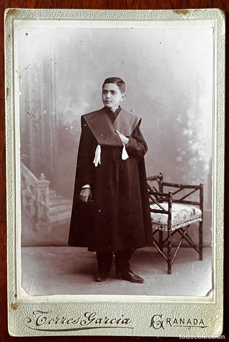 Fotograf&iacute;a antigua: ANTIGUA FOTOGRAFIA DE NI&Ntilde;O CON TOGA DE GRADUACION. FOTO TORRES GARCIA. GRANADA, MIDE 16,5 X 11 CMS.