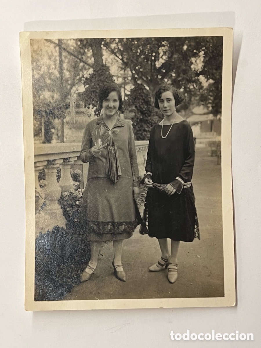 Fotograf&iacute;a antigua: LA VALENCIA DORADA&hellip; Se&ntilde;oritas de paseo por el Parque de ViVeros&hellip; (h.1910?) Med&iacute;das: 12 x 9 cm
