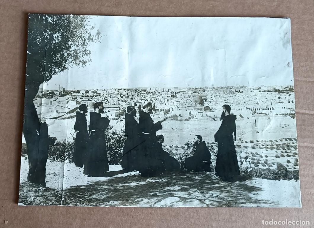 Fotograf&iacute;a antigua: Monjes - Jerusal&eacute;n desde el monte de los olivos Pegado sobre un cart&oacute;n duro - 29,5 x 21 cm.