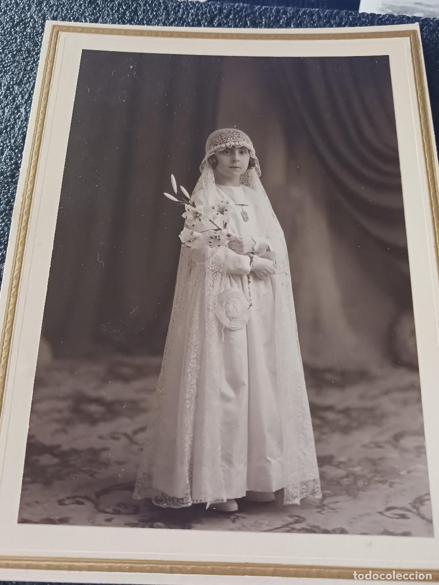 Fotograf&iacute;a antigua: antigua fotografia de comunion sobre carton duro