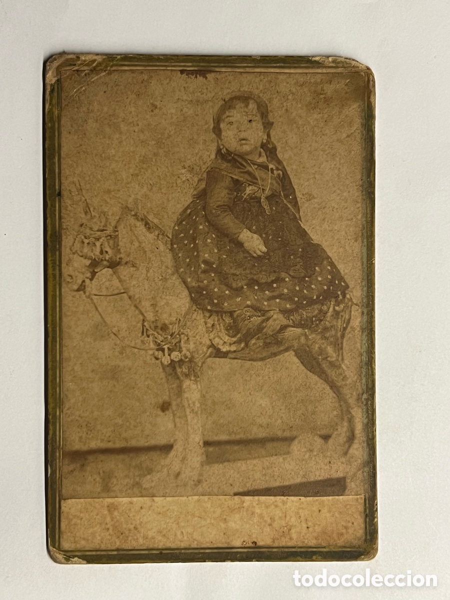 Fotograf&iacute;a antigua: ALGEMES&Iacute;, SUECA.. ? Ni&ntilde;a de la Huerta a caballo. Retrato de estudio (h.1900?) Med&iacute;das: 8 x 12,5 cm.
