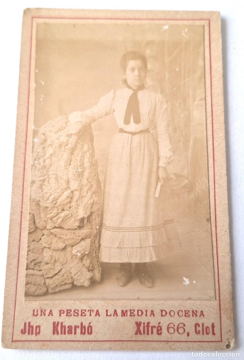 Fotograf&iacute;a antigua: FOTO POSTAL MUY ANTIGUA ALBUMINA - CON CARTON- SIGLO XIX - FOTOGRAFIA JHP KHARBO - MUJER CON ESTATUA