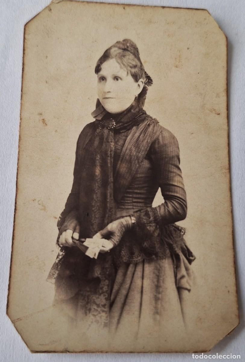 Fotografia antiga: FOTO POSTAL MUY ANTIGUA ALBUMINA - SIN CARTON - SIGLO XIX - DAMA CON ABANICO