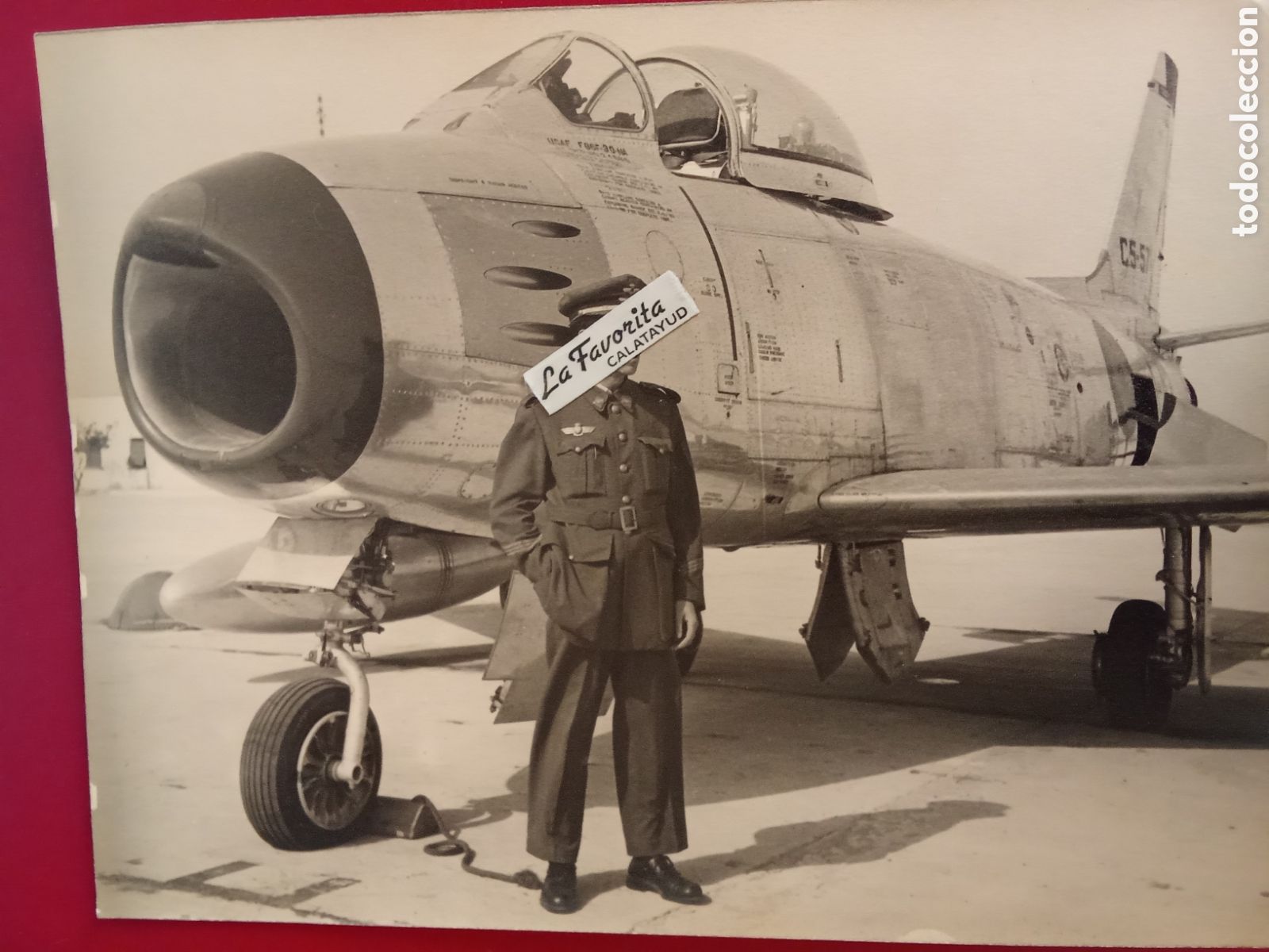 Fotograf&iacute;a antigua: Fotografia Oficial de aviaci&oacute;n Zaragoza con un F-86 americano C5 ejercito del aire mita siglo XX JMJ
