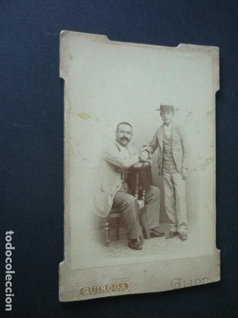 Fotografia antiga: GIJON ASTURIAS RETRATO DE PADRE E HIJO QUIROGA FOTOGRAFO ANTIGUA ALBUMINA 16 X 11 CM