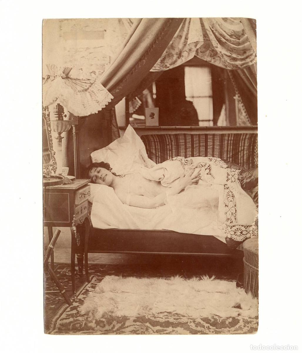 Fotografia antiga: Retrato er&oacute;tico femenino en la cama, sin datos. S.XIX. 14,5x10cm.